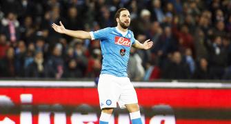 Higuain takes refined Napoli top of Serie A table
