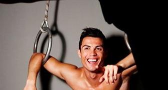 Cristiano Ronaldo sings: 'I'm the one you want in your bed'