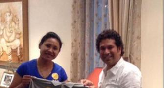 Tendulkar presents autographed jersey to Sarita Devi