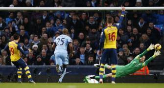Cazorla shines as Arsenal hit Man City's title bid