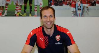 Chelsea keeper Cech joins London rivals Arsenal