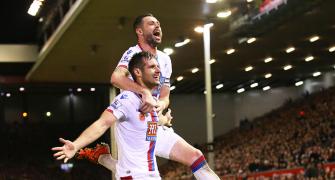 EPL PHOTOS: Palace lord over Liverpool; Spurs hold Arsenal in derby