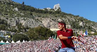 Monte Carlo Masters: Federer coasts into third round