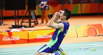 Lee defeats nemesis Lin to reach badminton final