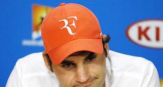 Federer sidelined for a month after undergoing knee surgery