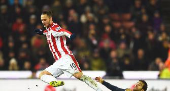 EPL PHOTOS: Arsenal go top after draw at Stoke; United win at Liverpool