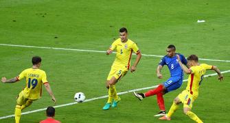 Payet's late stunner helps France floor Romania in Euro opener