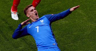 Euro 2016: Griezmann leads France back from deficit to beat Ireland