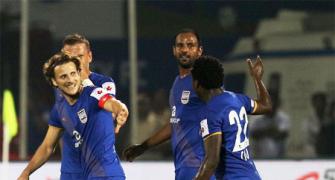 ISL: Forlan tricks as Mumbai thrash Kerala 5-0