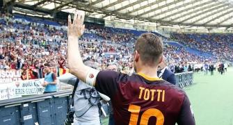 Totti penalty gives Roma a win in wet Serie A