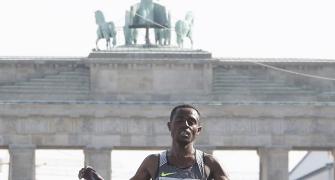 Berlin marathon: Bekele wins in near record time