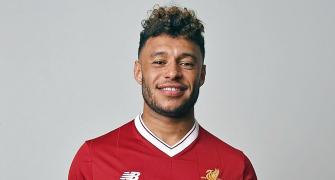Arsenal's Oxlade-Chamberlain signs for Liverpool