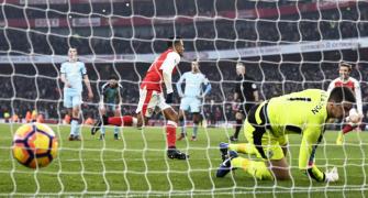 EPL PHOTOS: Ten-man Arsenal win thriller; Chelsea stretch lead