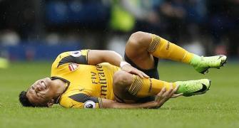 Arsenal's Sanchez out of opener due to abdominal strain