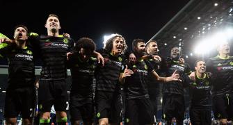 Chelsea score late winner to clinch EPL title