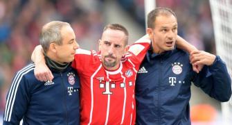 Football Briefs: Bayern misery continues, PSG demolish Bordeaux