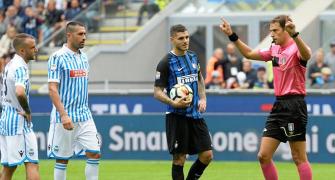 Football Briefs: Inter penalty awarded after video review; Bayern lose