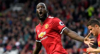 Manchester Utd thrash Everton, Arsenal hold Chelsea goalless