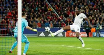 Easy for Manchester Utd; PSG rout Bayern Munich