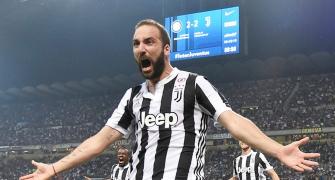 Juve score twice in last five minutes to sink 10-man Inter