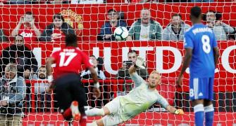 Pogba penalty sets Manchester United on way to win over Leicester