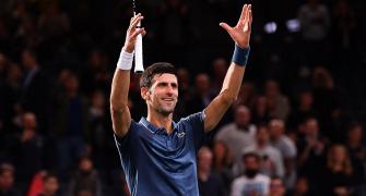 Djokovic marks return to world number one with easy win