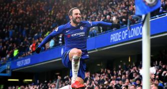 EPL PIX: Higuain scores first Chelsea goals, Spurs go second