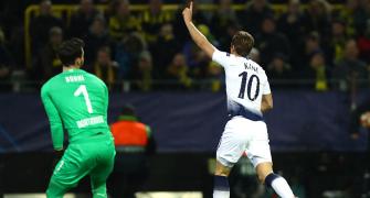 Kane scores as Spurs stroll into Champions League quarters