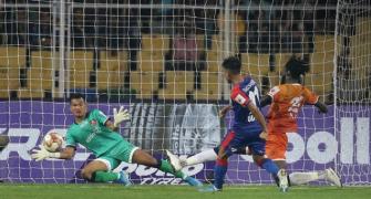ISL: Goa hold Bengaluru with late penalty