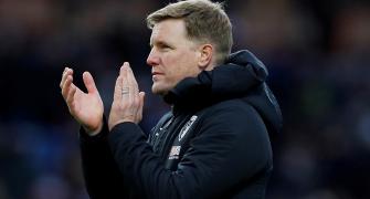 Bournemouth's Howe first EPL boss to take pay cut