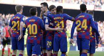 Barcelona sneak past Getafe to keep pressure on Real