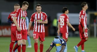 Ten-man Gladbach sunk by superb Petersen header