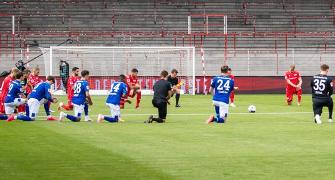 PIX: More German teams kneel before games
