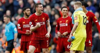 Reds back to winning ways; Arsenal extend unbeaten run