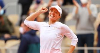 Swiatek faces Barty challenge in French Open defence