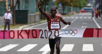 Kenya's Kipchoge wins back-to-back marathon golds