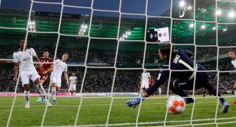 Soccer: Lewandowski rescues Bayern in draw at Gladbach