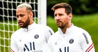Messi still made to wait for PSG debut