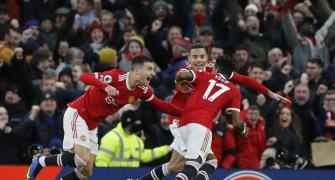PICS: Manchester Utd edge Palace; Spurs have it easy