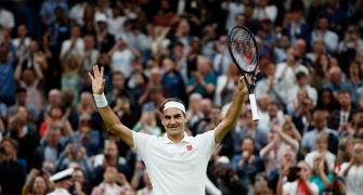 Golden oldie Federer through to 58th Slam quarters