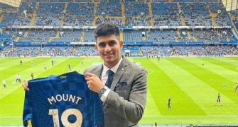 Chelsea's Mount gifts jersey to Gill