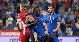 PIX: Italy, Germany win easy; Poland hold England