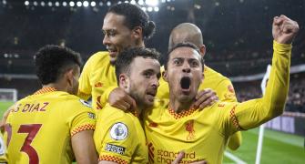 Liverpool beat Arsenal to cut City's lead; Spurs win