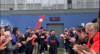 PSG Teammates Give Messi Guard Of Honour