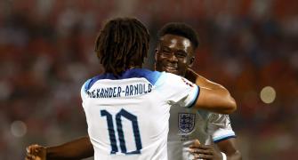 PIX! England ease to win; France keep perfect pace