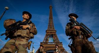 Police arrest climber who tried to scale Eiffel Tower