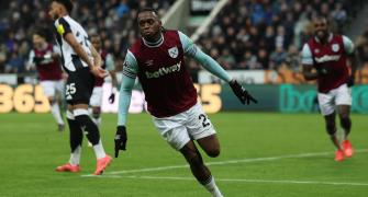 West Ham win at Newcastle, ease pressure on Lopetegui