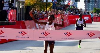 Women's marathon world record shattered in Chicago