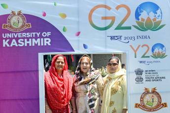 G20 Delegates Go Shopping In Srinagar - Rediff.com