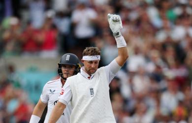 From one No 4 to another: Root's touching tribute to Thorpe
